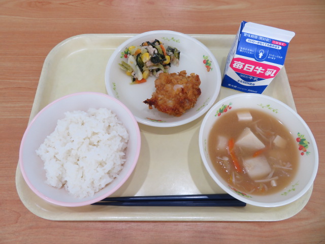 ごはん、牛乳、鶏肉のコーンフレーク焼き、奈良の塩こうじソテー、さといものみそ汁