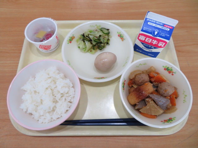 ごはん、牛乳、煮卵、うめこんぶ和え、にぎやかなおでん、納豆