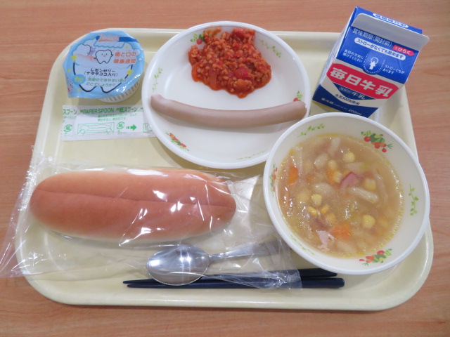 背割りパン、牛乳、チリビーンズ、ウインナー、コンソメスープ、レモンゼリー