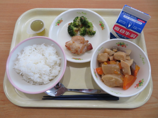 ごはん、牛乳、鶏肉の塩こうじ焼き、ブロッコリーのおかか和え、奈良のっぺ、プチ奈良メロンゼリー