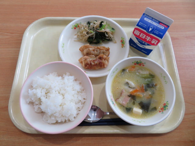 ごはん、牛乳、奈良の小松菜ぎょうざ、中華和え、トックスープ