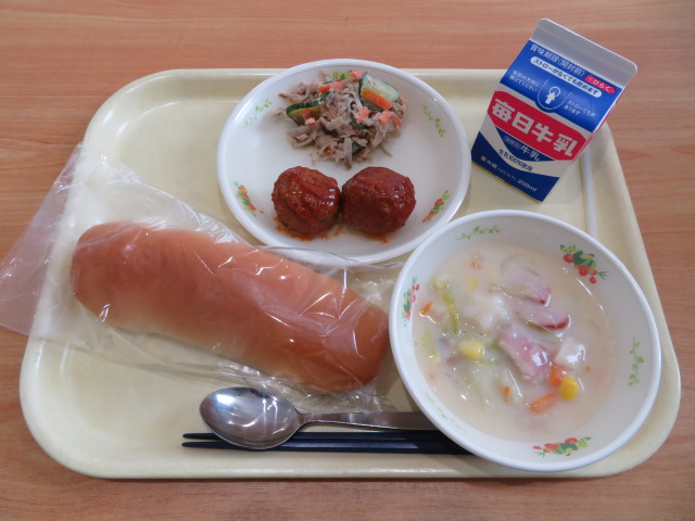 米粉パン、牛乳、肉だんごのケチャップソース、ごぼうサラダ、マカロニのクリーム煮