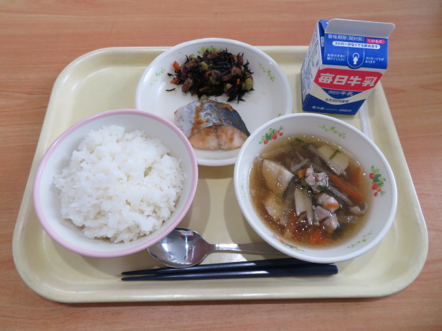 ごはん、牛乳、さわらごまみそだれ、ひじきのいり煮、根菜汁