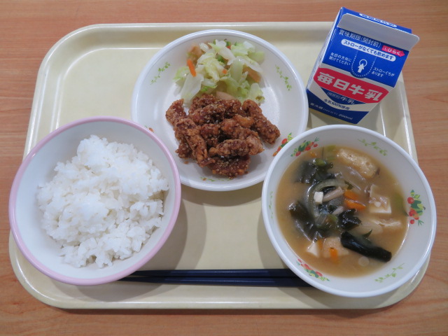 ごはん、牛乳、豚肉のかりん揚げ、キャベツのごぶ漬け和え、しめじのみそ汁