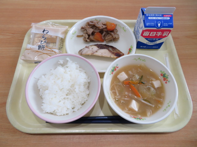 ごはん、牛乳、あじのねぎごま漬け、根菜ぴりっと炒め、とうふのみそ汁、わらびもち(小・中学校のみ)