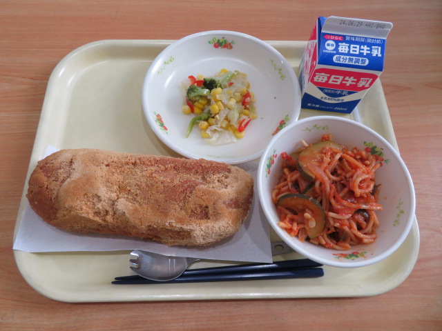 あげパン、牛乳、夏野菜のトマトスパゲッティ、イタリアンサラダ