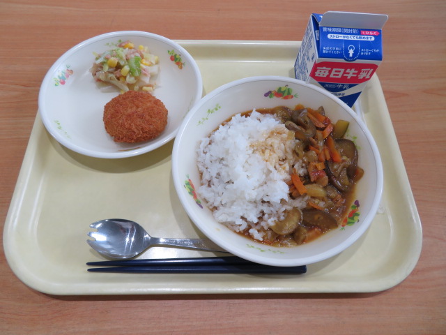 ごはん、牛乳、キャベツ入りミンチカツ(小・中学校のみ)、葛城夏野菜カレー、ツナサラダ