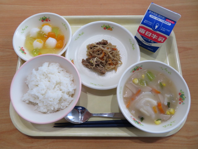ごはん、牛乳、切干大根のチャプチェ、水餃子入りスープ、フルーツ白玉