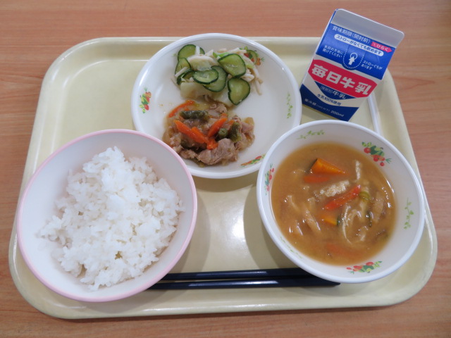 ごはん、牛乳、豚肉のしょうが炒め、きゅうりのごま酢和え、かぼちゃのみそ汁