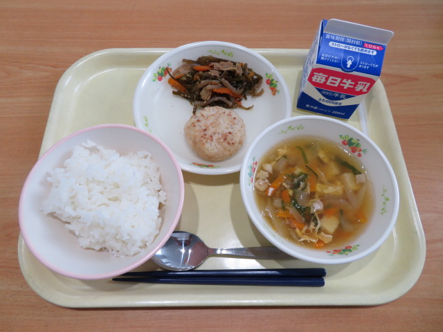 ごはん、牛乳、炒り豆腐の包み焼き、くきわかめの五目炒め、かきたま汁