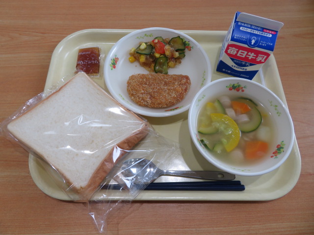 食パン、牛乳、ボロニアカツ、寒天サラダ、夏野菜のポトフ、りんごジャム