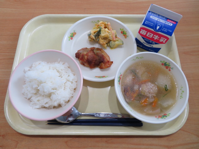 ごはん、牛乳、鶏肉のカレー風味焼き、マカロニサラダ、冬瓜のスープ煮