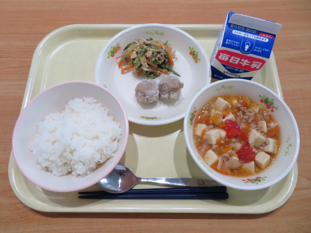 ごはん、牛乳、しゅうまい、棒棒鶏、トマト麻婆豆腐