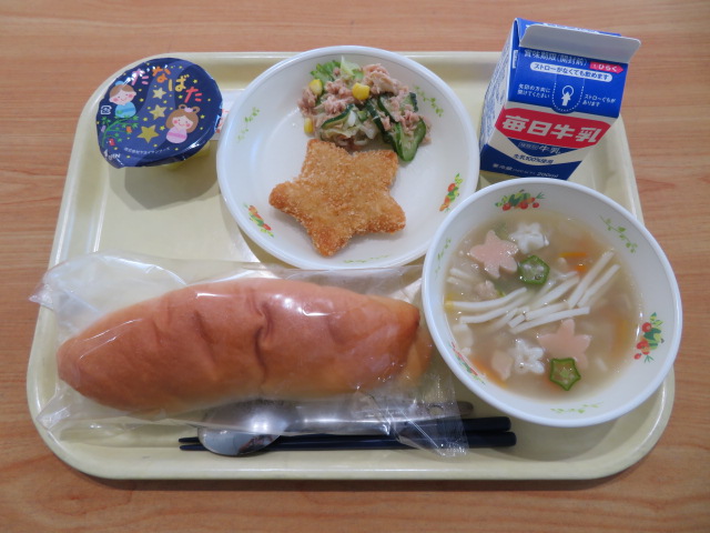 米粉パン、牛乳、スターチキンカツ、ツナサラダ、ほしほしスープ、七夕ゼリー