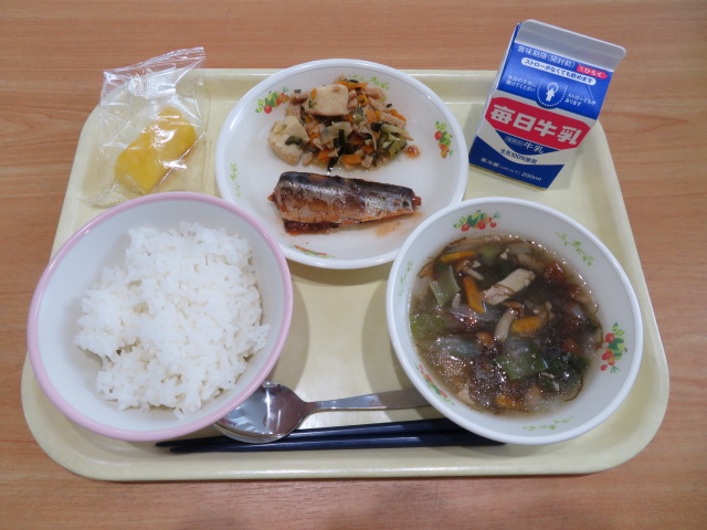 ごはん、牛乳、いわしのトマト煮、野菜チャンプルー、もずくスープ、冷凍パイン