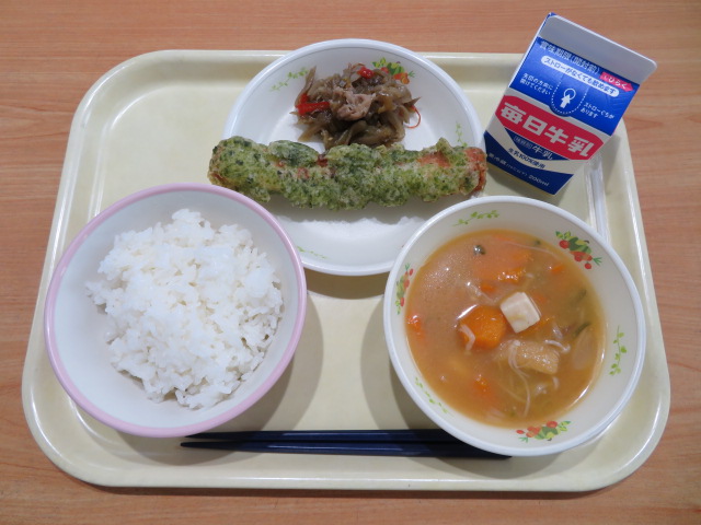 ごはん、牛乳、竹輪の磯辺あげ、夏野菜きんぴら、かぼちゃのみそ汁