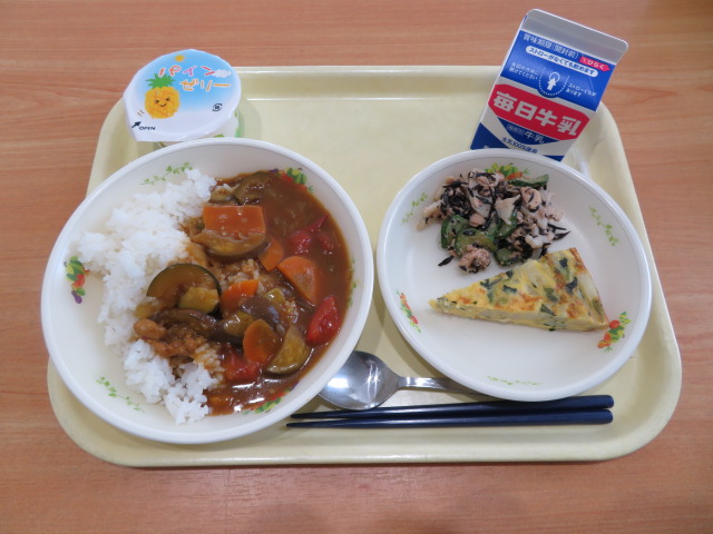 ごはん、牛乳、スペイン風オムレツ、れんこんのごまドレ和え、かつらぎ夏野菜カレー、パインゼリー