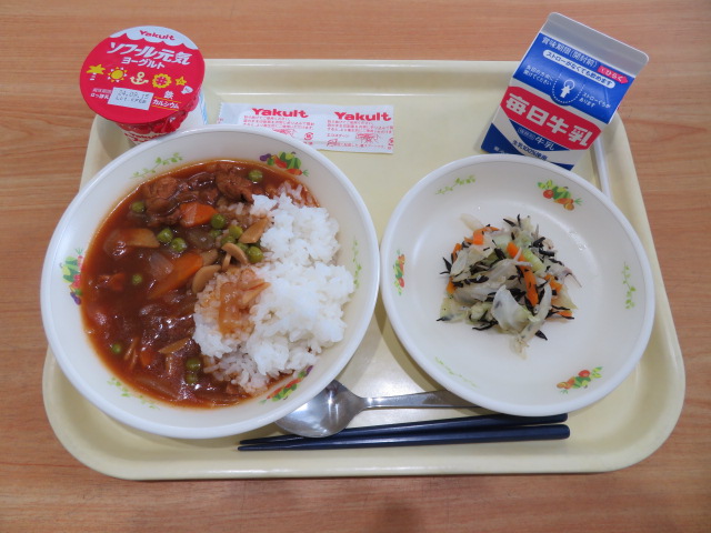 ごはん、牛乳、ハヤシライス、小魚とひじきのサラダ、元気ヨーグルト