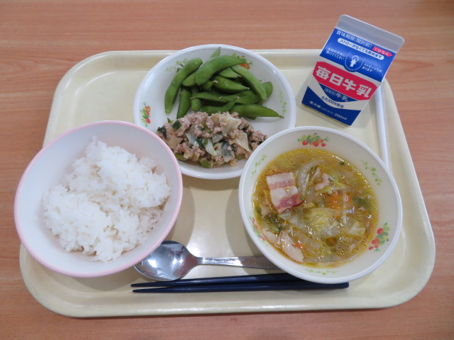 ごはん、牛乳、ぎょうざ丼の具、えだまめ、はるさめスープ