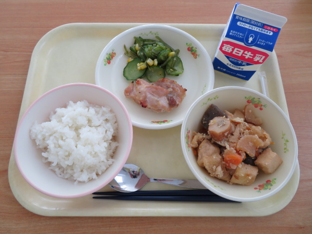 ごはん、牛乳、鶏肉の塩こうじ焼き、茎わかめのサラダ、関東煮