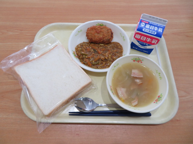 食パン、牛乳、奈良の黒豆コロッケ(小・中学校のみ)、ドライカレー、オニオンスープ