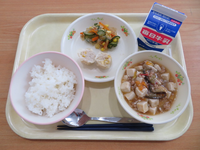 ごはん、牛乳、夏野菜麻婆、コーンしゅうまい、寒天サラダ