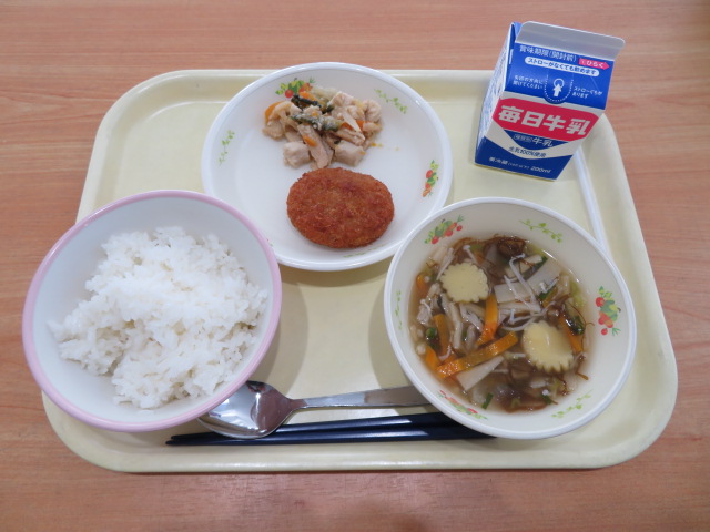 ごはん、牛乳、メンチカツ、ゴーヤチャンプルー、もずくスープ