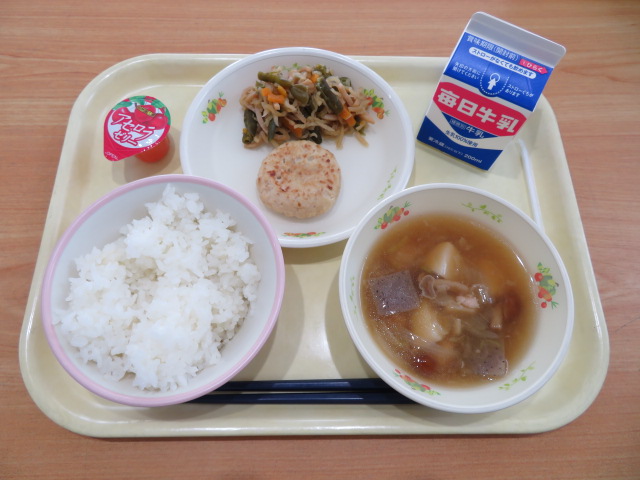 ごはん、牛乳、きんぴら包み焼き、切干大根の煮物、いものこ汁、プチアセロラゼリー