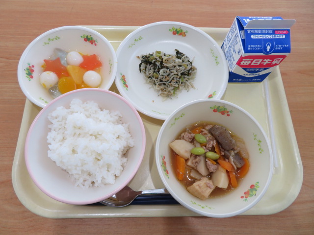 ごはん、牛乳、里芋のそぼろ煮、大和まなちりめん、お月見フルーツ白玉