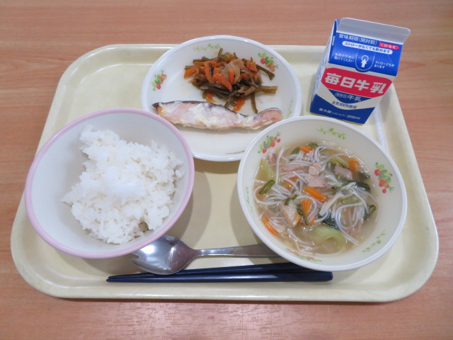 ごはん、牛乳、鮭のマヨネーズ焼き、茎わかめの中華炒め、ビーフンスープ