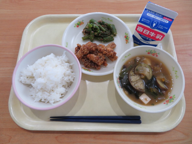 ごはん、牛乳、豚肉のかりんあげ、いんげんのおかか和え、なすのみそ汁