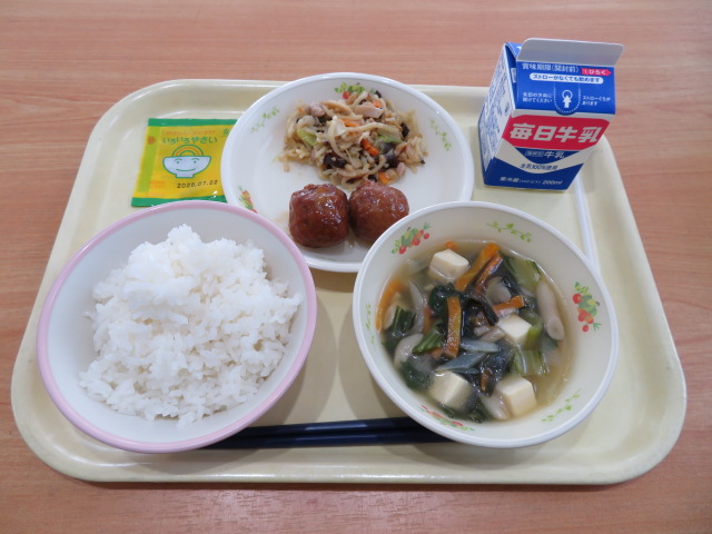 ごはん、牛乳、焼きラーメン、肉だんご、わかめスープ、野菜ふりかけ