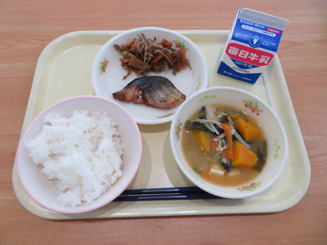 ごはん、牛乳、あじのスタミナ漬け、きんぴらごぼう、かぼちゃのみそ汁