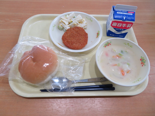減量バーガーパン、牛乳、ハムカツ、ポテトサラダ、マカロニのクリーム煮