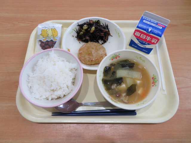 ごはん、牛乳、和風つくね、ひじきいり煮、じゃがいものみそ汁、黒糖ビーンズ