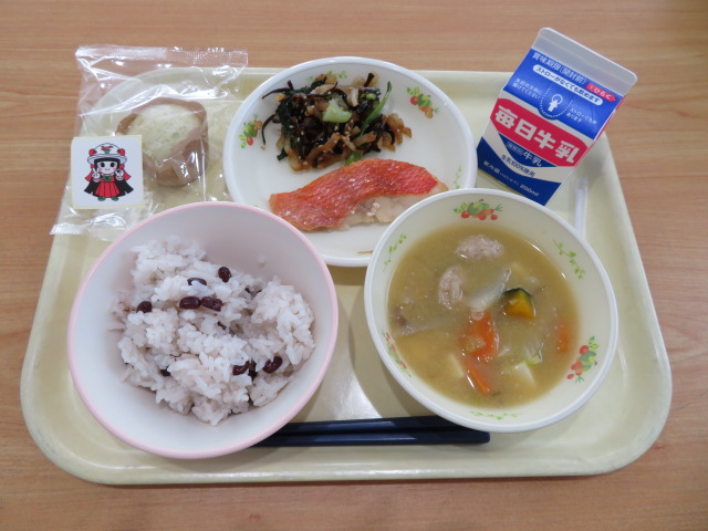 赤飯、牛乳、祝い魚の照り焼き、大根の塩昆布和え、20周年ちゃんこ汁、桑の葉マフィン