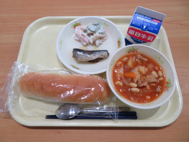 米粉パン、牛乳、いわしのかぼすレモン煮、マカロニサラダ、ポークビーンズ