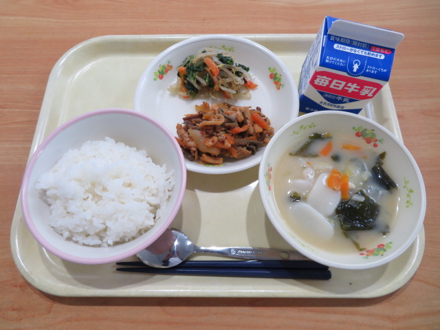 ごはん、牛乳、ビビンバ、ナムル、トックスープ