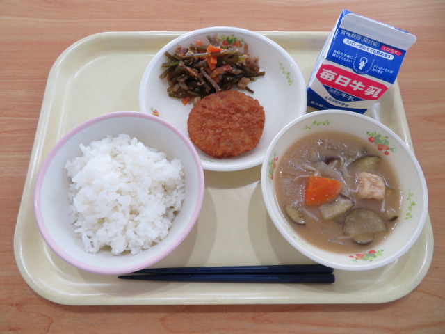 ごはん、牛乳、ならのキャベツミンチカツ、茎わかめの五目炒め、秋のみそ汁