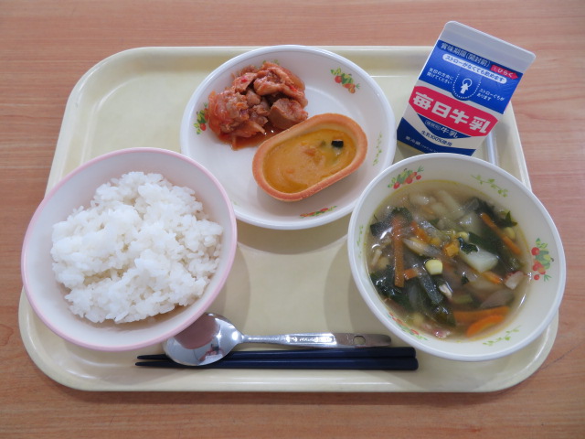 ごはん、牛乳、かぼちゃグラタン、鶏肉のトマト煮、コンソメスープ
