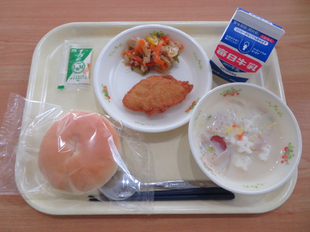 バーガーパン、牛乳、白身魚フライ、カラフルソテー、豆乳スープ、タルタルソース