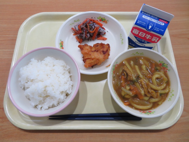 ごはん、牛乳、とりささみ天、ゆかり和え、カレーうどん