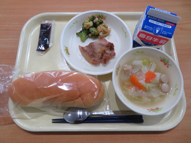 コッペパン、牛乳、鶏肉のマーマレード焼き、花野菜サラダ、ポトフ、ならのブルーベリージャム