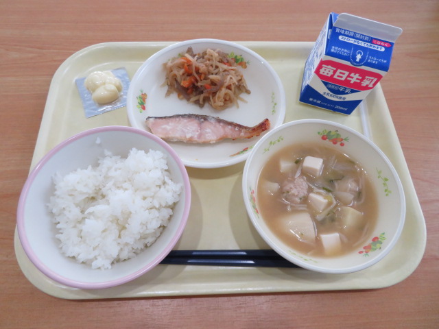 ごはん、牛乳、鮭の塩こうじ焼き、切干大根の煮物、いものこ汁、かたぬきチーズ