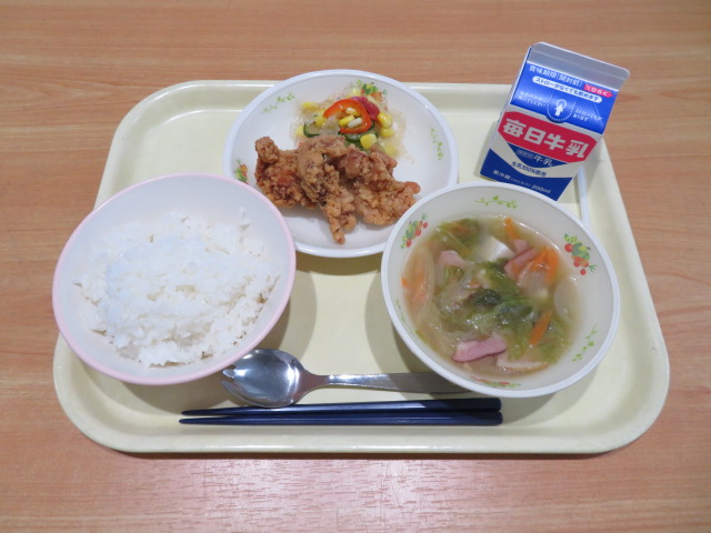 ごはん、牛乳、手作りからあげ、寒天サラダ、レタススープ