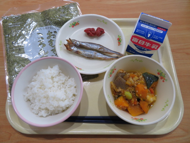 うめおむすび(ごはん・うめぼし・おむすびのり)、牛乳、焼きししゃも、かぼちゃのそぼろ煮