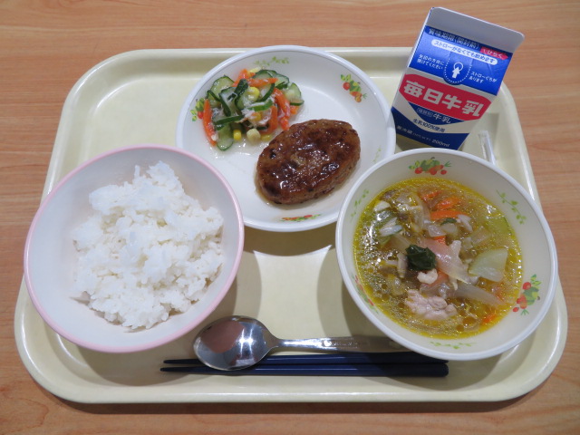 ごはん、牛乳、照り焼きハンバーグ、かんきつサラダ、春雨スープ