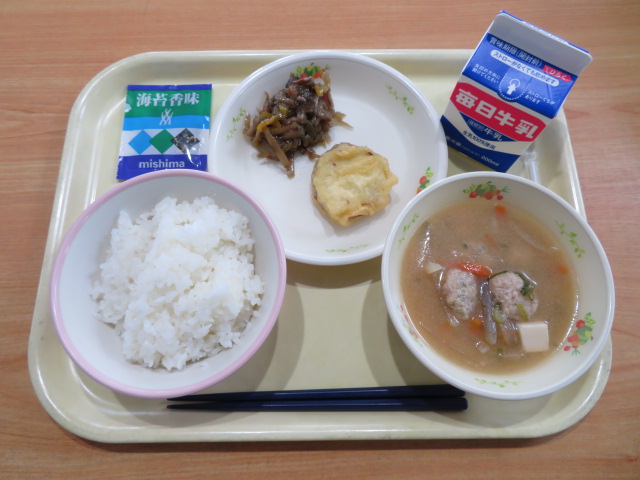 ごはん、牛乳、さつまいもの天ぷら、秋なすのきんぴら、とりだんご汁、のりふりかけ