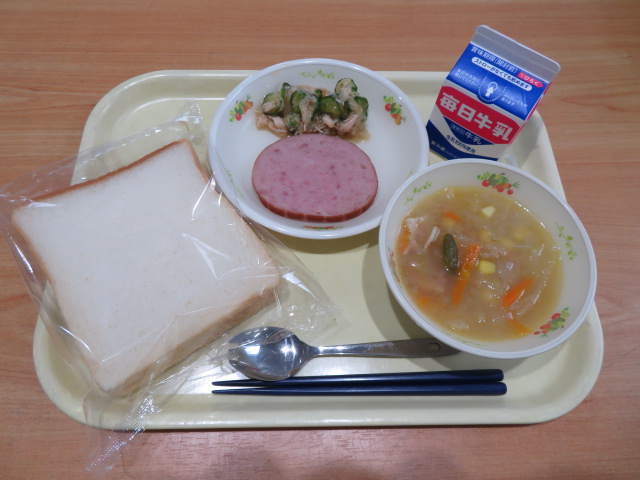 食パン、牛乳、ソーセージステーキ、チキンサラダ、オニオンスープ