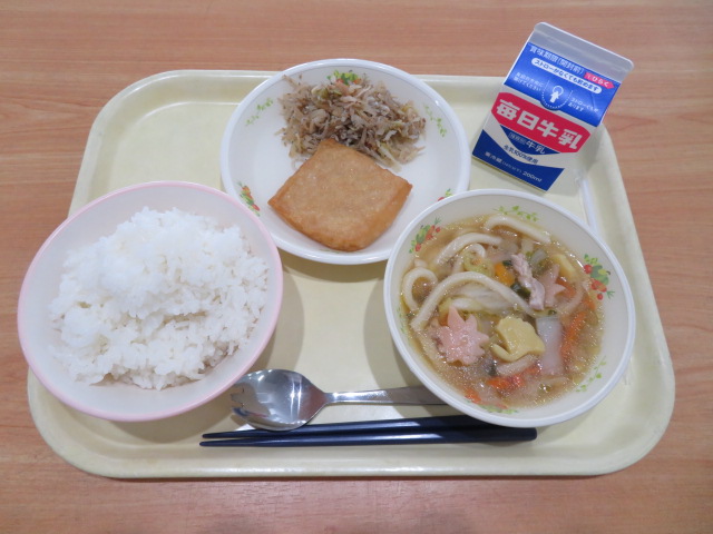 ごはん、牛乳、もちいなり、ちりめんたくあん、かやくうどん